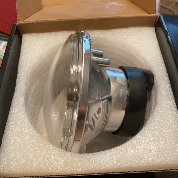 NWOT Motorcycle 5.75 inch headlight, plugs in - Picture 3 of 4